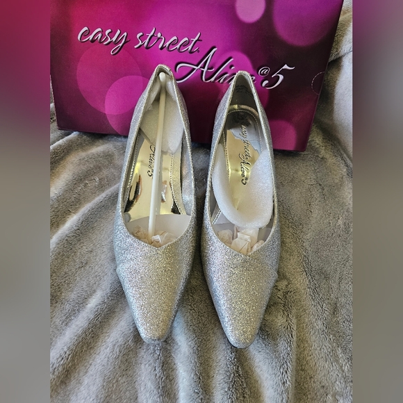 Easy Street Alive 5 Silver Glitter Chiffon Pumps Heels Sz 6.5 NIB Easy Flex - Picture 3 of 10